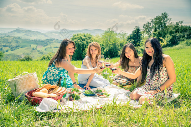 妇女在野餐