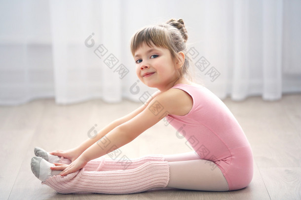 可爱的小<strong>女孩</strong>在<strong>粉红</strong>色紧身连衣裤在舞蹈工作室制作新芭蕾运动