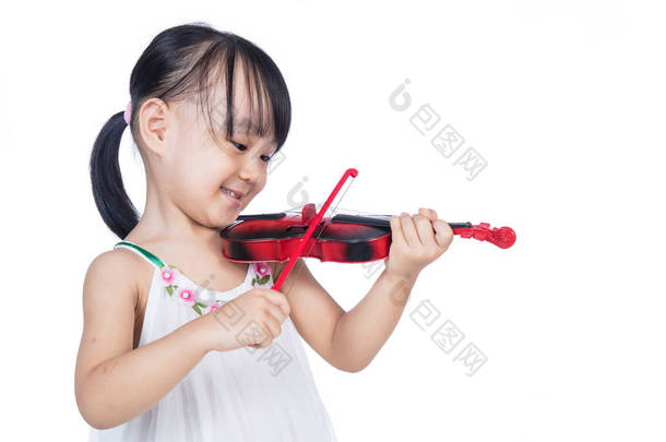 亚洲中国小女孩在玩小提琴
