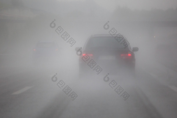 大雨在高速公路上的汽车交通