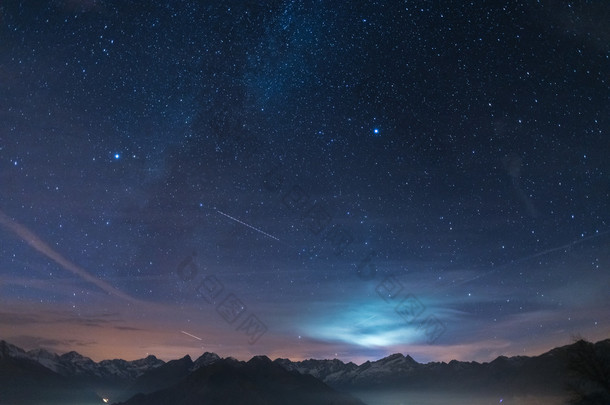 晚上在满天星斗的天空和月光下<strong>阿尔卑斯</strong>山