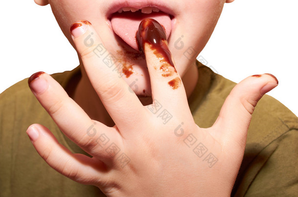 儿童舔你的手指巧克力釉