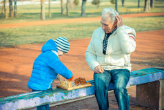 祖父和孙子下棋