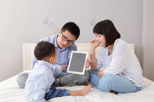 使用 tablet pc 的幸福家庭