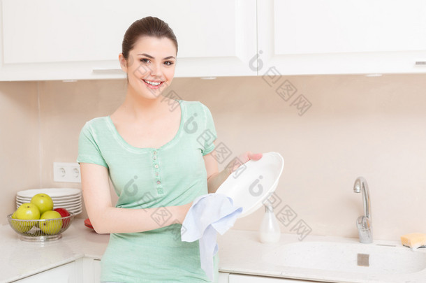 女人在厨房里洗碗