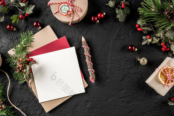 圣诞老人的圣诞信在黑暗的背景与铅笔, 冷杉树枝, 松果。圣诞节和新年快乐的<strong>主题</strong>, bokeh, 火花, 发光。平面布局, 顶部视图