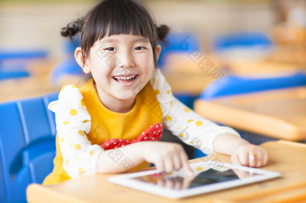 面带笑容的孩子使用平板<strong>电脑</strong>或 ipad