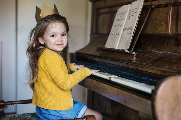 可爱的可爱的小女孩弹钢琴