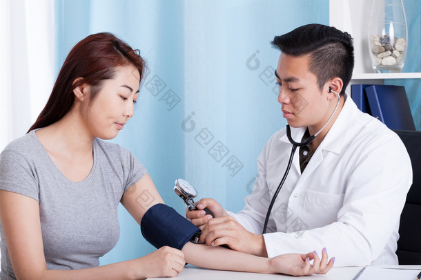 亚洲医生量血压的患者