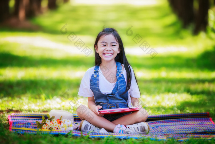 学习的有趣小亚洲女孩 