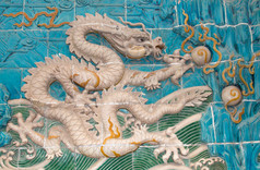 龙雕塑。在北海公园，北京，中国的九条龙墙 （jiulongbi）。长城始建于 1756 ce