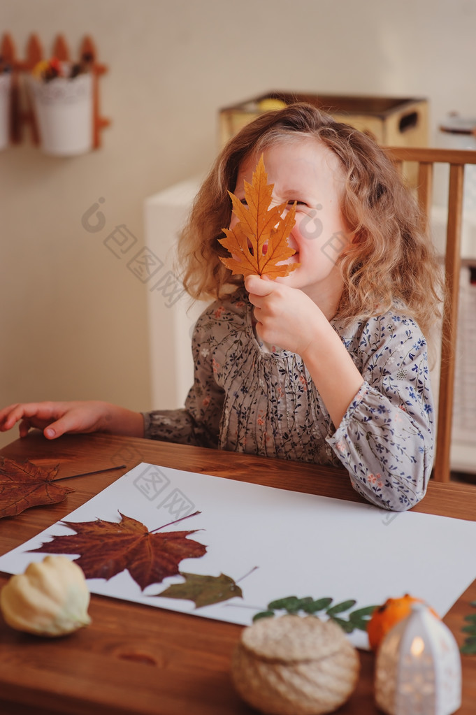 快乐的孩子女孩制作秋天叶子植物标本馆在家