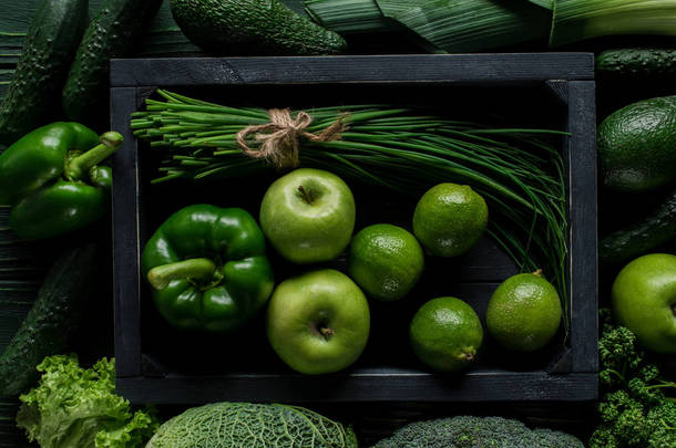 餐桌上<strong>绿色</strong>蔬菜和水果的顶部观, 健康饮食理念