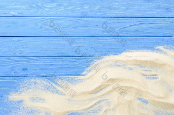 蓝色木质背景上的沙子波浪