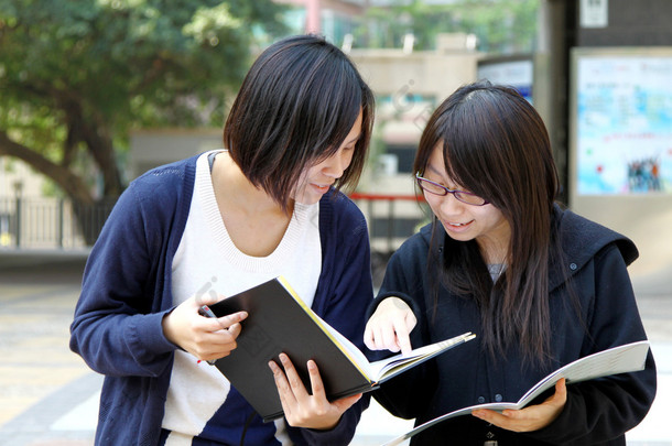 在研究和讨论在大学的亚洲学生