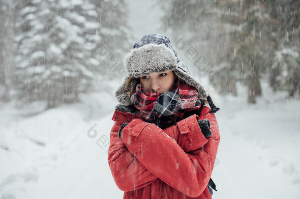冬天的画像，在冬季森林的年轻女子