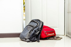 红色旅游袋，背包和鞋子