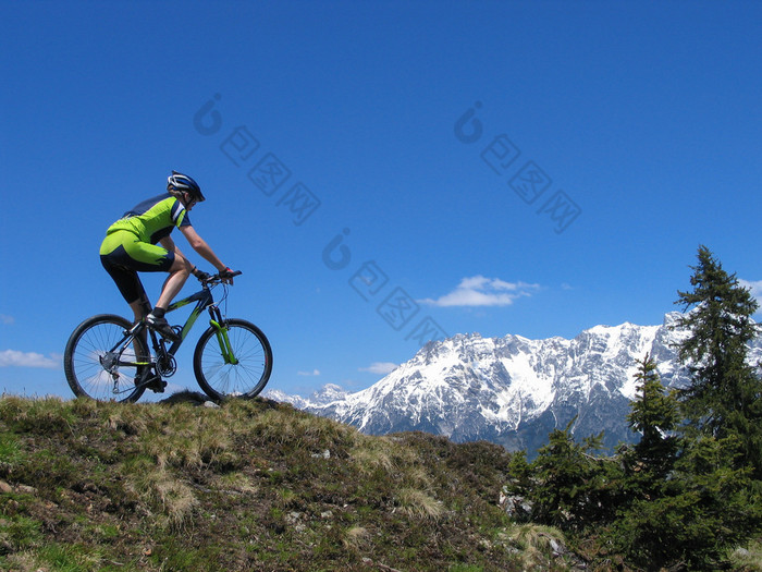 在阿尔卑斯山 mountainbiker