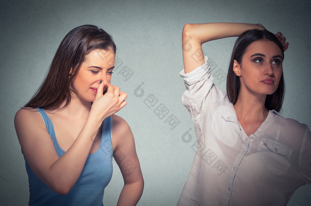两个女人，一个捏<strong>鼻子</strong>臭臭的女孩腋下 