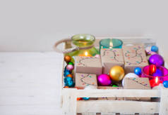 礼品盒与节日花环。圣诞装饰品.