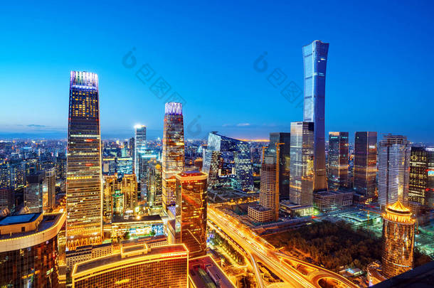 金融区的高层建筑和高耸的高楼，北京的<strong>夜景</strong>.