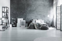 极简主义和灰色的阁楼卧室