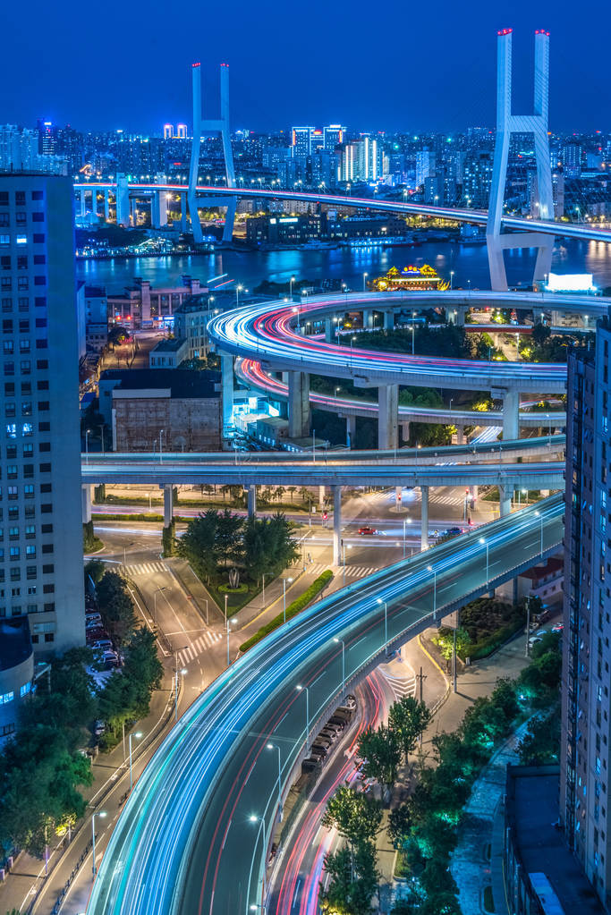 城市交通与城市景观在中国上海的夜景.