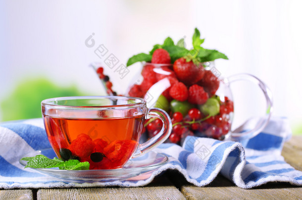 野生浆果在玻璃杯水果茶