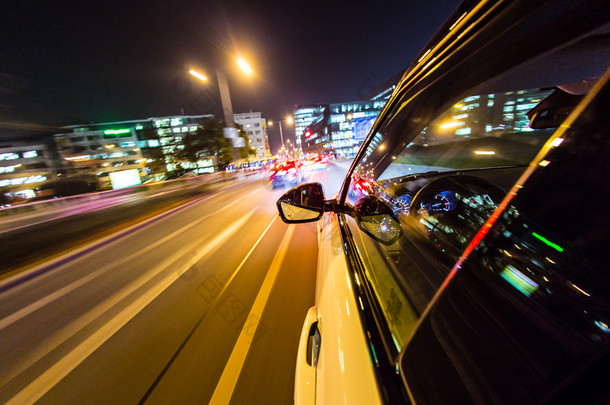 夜晚的城市，从车后视图.