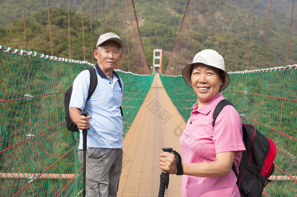 幸福的亚洲高级夫妇自然 pa 在桥上走