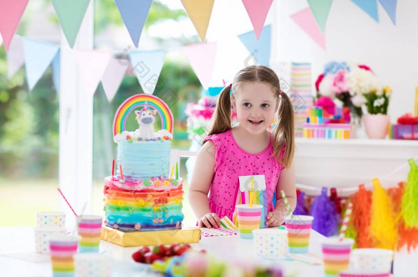 孩子们的生日<strong>聚会</strong>。蛋糕的小女孩.