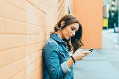 户外使用智能手机的年轻女子-社会网络, 互联网, 在线概念