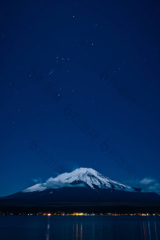 冬季从山中湖和猎户座欣赏富士山的夜景.