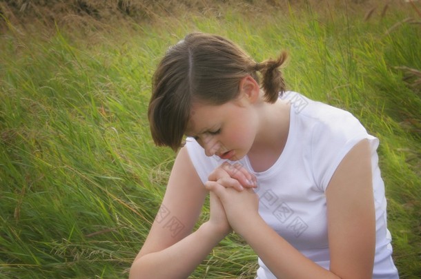 十几岁的女孩祈祷