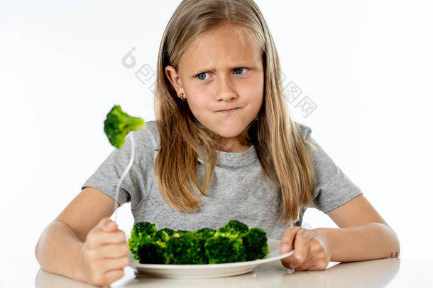 <strong>营养</strong>和健康饮食习惯为孩子健康饮食的概念。孩子们不喜欢吃<strong>蔬菜</strong>。小可爱的女孩拒绝吃健康的花椰菜在白色背景