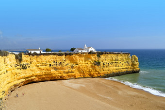 我们圣母湾达罗沙在葡萄牙新星海滩上壮观的峭壁上的教堂图片