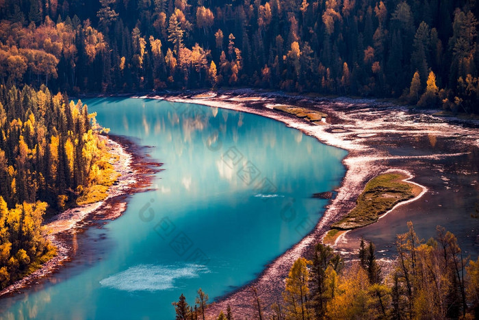 新疆喀纳斯河月亮湾秋天风景 窗边风景