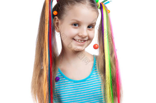 一个滑稽的女孩的肖像, 在她的头发五颜六色的股。彩色铅笔, 珠子, 头发上的彩色股.
