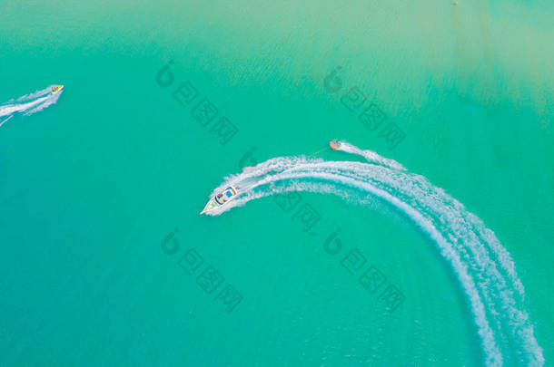 极端动力船与水上游轮的空中无人驾驶照片