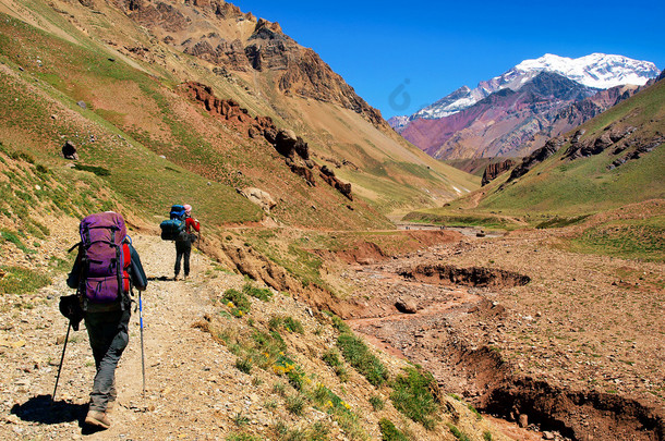 在南美洲的安第斯山脉徒步旅行