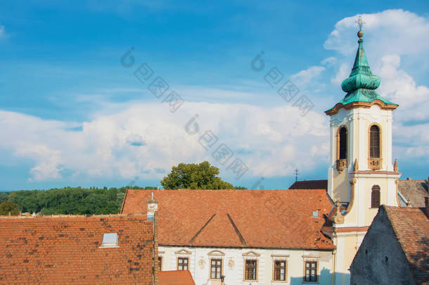 查看 Szentendre 的屋顶, 一个小的旅游小镇 