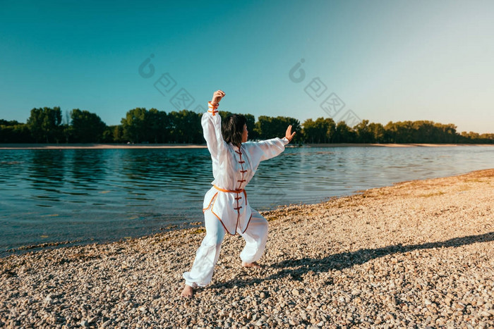 亚洲女子户外练太极 