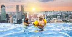 儿童游泳在新加坡顶部游泳池
