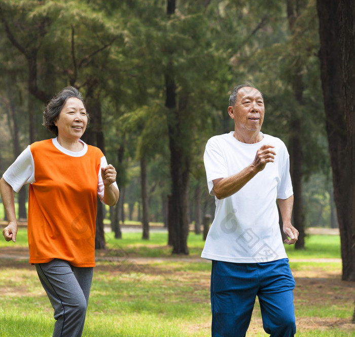 快乐的年长夫妇一起在公园里慢跑