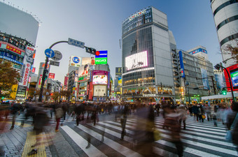 日本东京-2013 年 11 月 28 日: 人群涩谷区著名十字路口图片