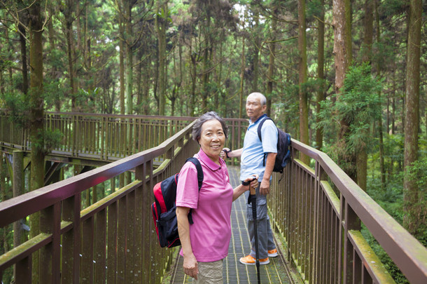 在森林公园徒步旅行的快乐高级