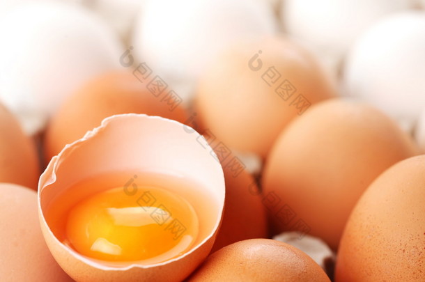 破棕色蛋是鸡蛋的白人之间.