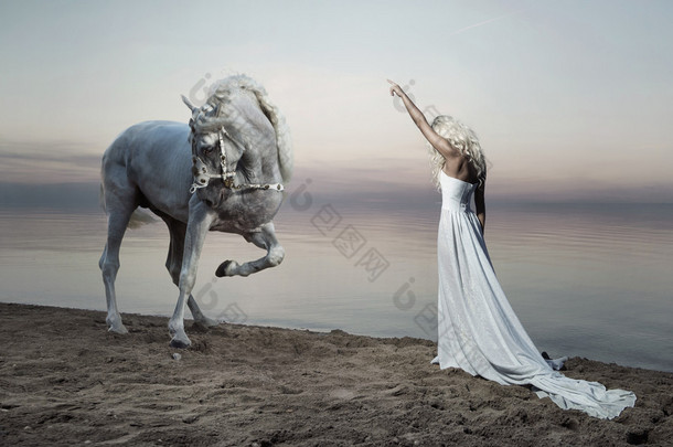 <strong>身材</strong>匀称的女人站在对面的马