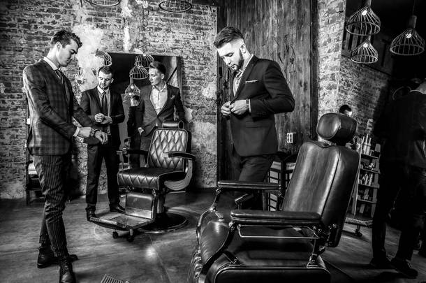 年轻的优雅积极男士理发店的内部构成的组。黑白照片.