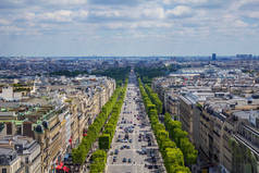 从凯旋门欣赏法国巴黎爱丽舍宫。5 月 12， 2019